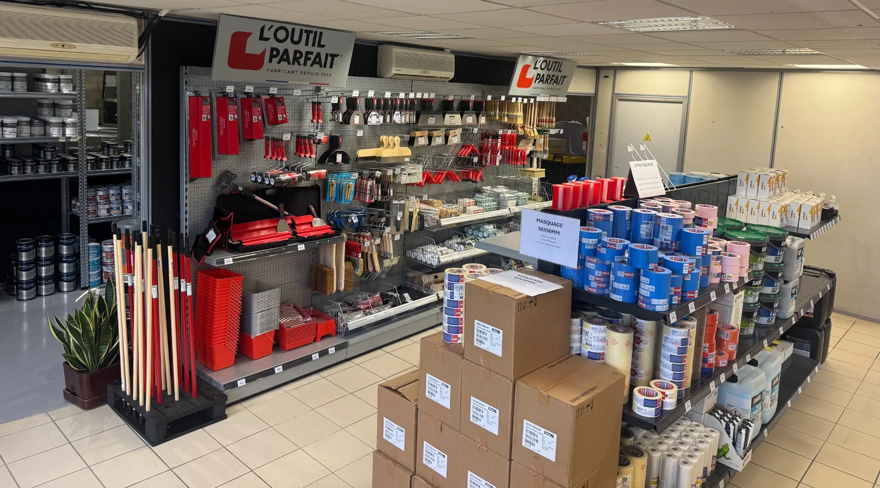 Espace outillage et rubans de masquage L'Outil Parfait dans le magasin