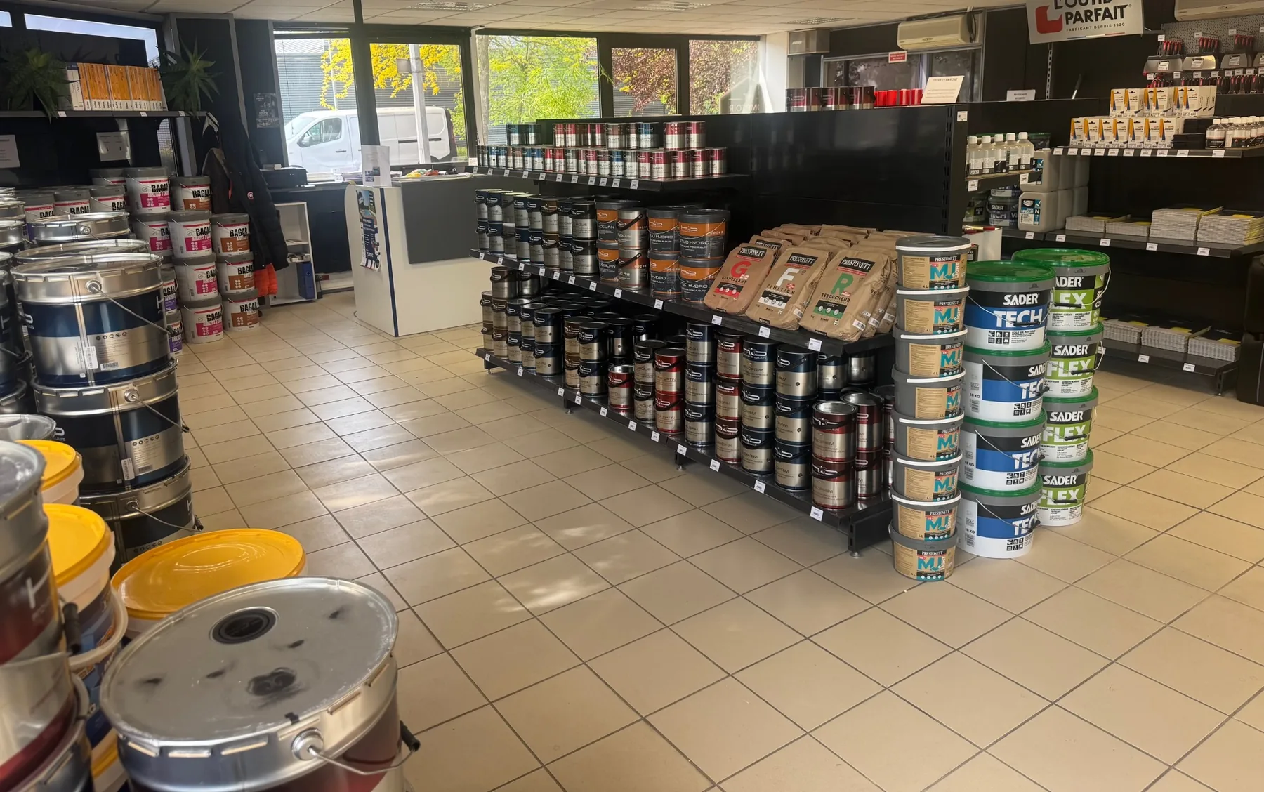 Rayons de peintures, enduits et produits techniques du magasin