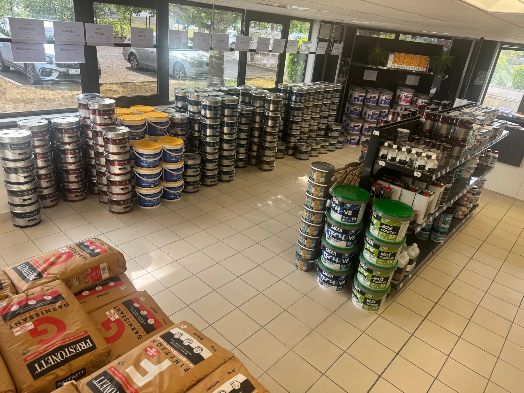 Vue générale des stocks de peinture dans le magasin VF Peintures Poissy